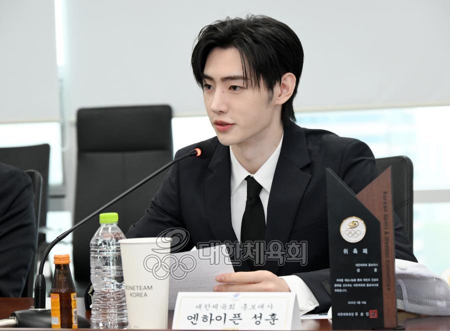 hourly_sh's tweet photo. ‘.. representing the people’s republic of korea sunghoon park’ 😭 https://t.co/WMTGW7apr7