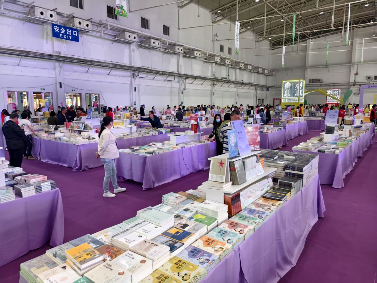 shoppinginCN1's tweet photo. 📖📚The 2nd Northeast China Book Fair opened in #Changchun, with nearly 700 cultural enterprises showcasing over 400,000 titles—from publishing gems to creative cultural heritage products. @JilinChina #ReadingChina #BookFair https://t.co/JWVJwYDXhL