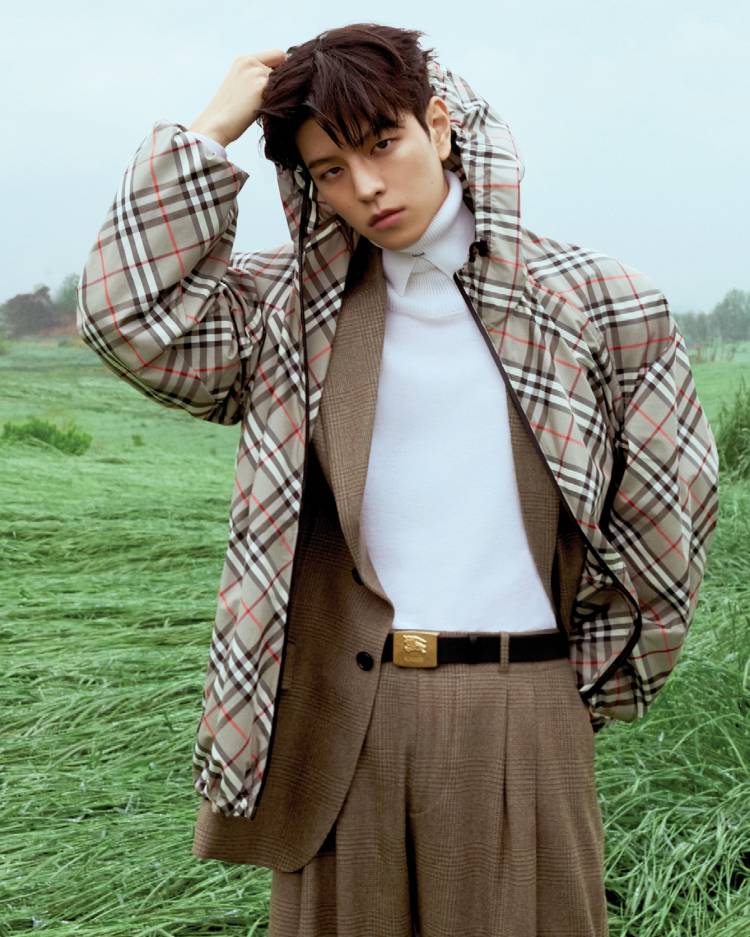 viraltakes's tweet photo. Seungmin of Stray Kids looks amazing in BURBERRY. https://t.co/zIopQAPPpN
