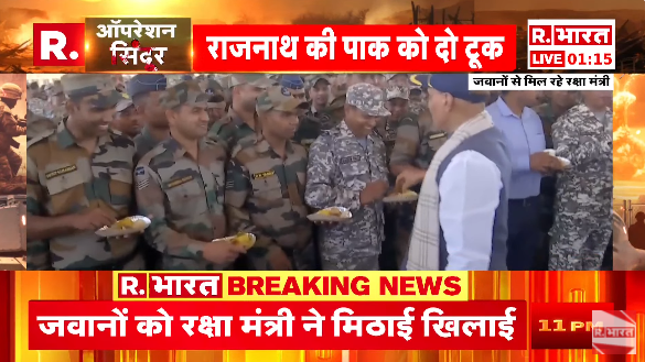Republic_Bharat's tweet photo. #LIVE | भुज एयरबेस पहुंचे रक्षा मंत्री राजनाथ सिंह (@rajnathsingh) : सीमा पर डटे जवानों का हौसला बढ़ाया, खुद अपने हाथों से खिलाई मिठाई।
.
.
.
#RajnathInBhuj #IndianArmy #SaluteToSoldiers #BhujAirBase #IndiaWithForces #BorderBravery #SoldiersFirst #RajnathSingh
.
.
.
देखिए  हर अपडेट रिपब्लिक भारत पर : https://t.co/zqOOZjc3MN