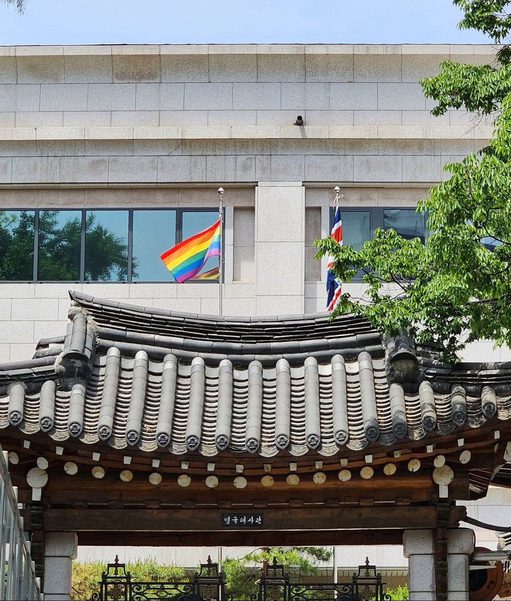 UK in Korea๐ฌ๐ง๐ฐ๐ท (@ukinkorea) on Twitter photo ์ค๋ ์ฃผํ์๊ตญ๋์ฌ๊ด์ #๊ตญ์ ์ฑ์์์ํ์ค๋ฐ๋์๋ ์ ๊ธฐ๋
ํ์ฌ ํด์ด ๊ตญ๊ธฐ๋ฅผ ๊ฒ์ํ์ต๋๋ค.
์ฌ ํด #IDAHOBIT ์ ์ฃผ์ ๋ "๊ณต๋์ฒด์ ํ" ์
๋๋ค.
๐ฌ๐ง์ ๐ฐ๐ท์ ๋น๋กฏํ ์ ์ธ๊ณ์์ ์ธ๊ถ์นํธ ํ๋๊ฐ๋ค๊ณผ ์ ๊ทน์ ์ธ ๋ํ๋ฅผ ๊พธ์คํ ์ด์ด๋๊ฐ๋ฉด์๐ณ๏ธโ๐์ปค๋ฎค๋ํฐ์ ์ธ๊ถ์ ์ฆ์งํ๋ ๊ฒ์ ์ต์ฐ์ ์ ๋ชฉํ๋ก ํ๊ณ ์์ต๋๋ค ์ค๋ ์ฃผํ์๊ตญ๋์ฌ๊ด์ #๊ตญ์ ์ฑ์์์ํ์ค๋ฐ๋์๋ ์ ๊ธฐ๋
ํ์ฌ ํด์ด ๊ตญ๊ธฐ๋ฅผ ๊ฒ์ํ์ต๋๋ค.
์ฌ ํด #IDAHOBIT ์ ์ฃผ์ ๋ "๊ณต๋์ฒด์ ํ" ์
๋๋ค.
๐ฌ๐ง์ ๐ฐ๐ท์ ๋น๋กฏํ ์ ์ธ๊ณ์์ ์ธ๊ถ์นํธ ํ๋๊ฐ๋ค๊ณผ ์ ๊ทน์ ์ธ ๋ํ๋ฅผ ๊พธ์คํ ์ด์ด๋๊ฐ๋ฉด์๐ณ๏ธโ๐์ปค๋ฎค๋ํฐ์ ์ธ๊ถ์ ์ฆ์งํ๋ ๊ฒ์ ์ต์ฐ์ ์ ๋ชฉํ๋ก ํ๊ณ ์์ต๋๋ค