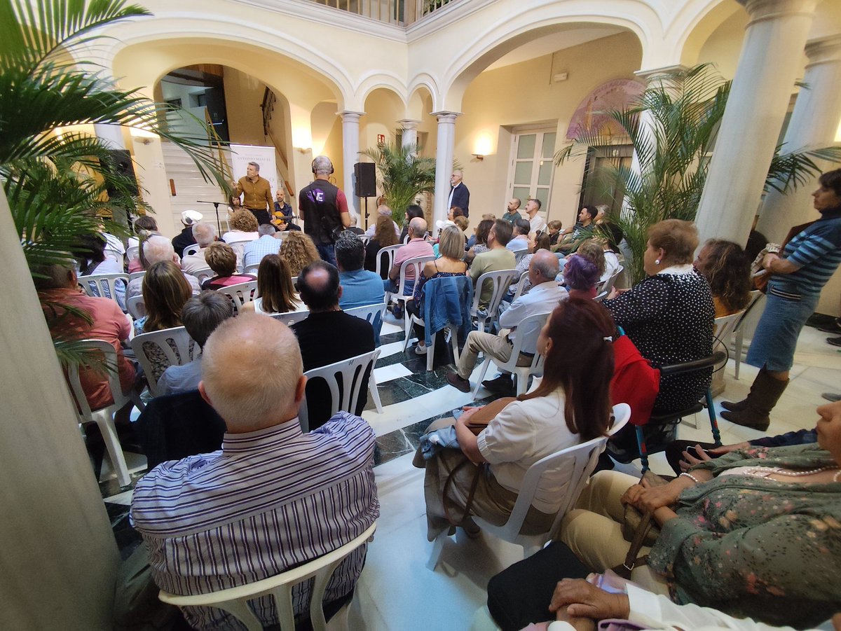 Qué bonita noche en Vélez-Málaga. Cómo emociona saber y sentir que una sala llena bebe del manantial de lo jondo a la par que hablas y cantas... Mil gracias. Deseando regresar. 
Próxima parada: este sábado 17, a las 20h, en el Corral del Carbón de Granada. Corre la voz y vente!!!