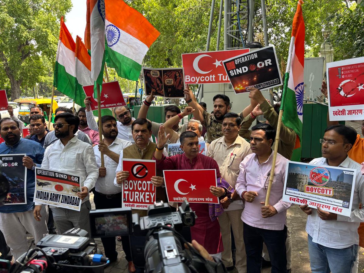 editorvskbharat's tweet image. स्वदेशी जागरण मंच के कार्यकर्ताओं ने आज नई दिल्ली में तुर्की दूतावास पर विरोध प्रदर्शन किया।
उन्होंने तुर्की के झंडे और तुर्र्दोकी के राष्ट्रपति की तस्वीरें जलाईं। स्वदेशी जागरण मंच ने समाज से तुर्की के उत्पादों के बहिष्कार का आह्वान किया।
#SJM @swadeshimanch #BoycottTurkey