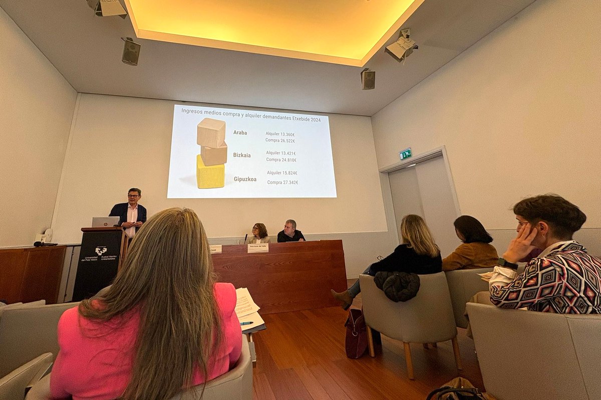 🏘️ Hoy estamos presentes en la jornada "La problemática de la vivienda en el País Vasco", un espacio para la reflexión y el análisis colectivo.
🔍 Durante la sesión se están abordando temas clave como la situación actual de la vivienda y la experiencia del alquiler social.