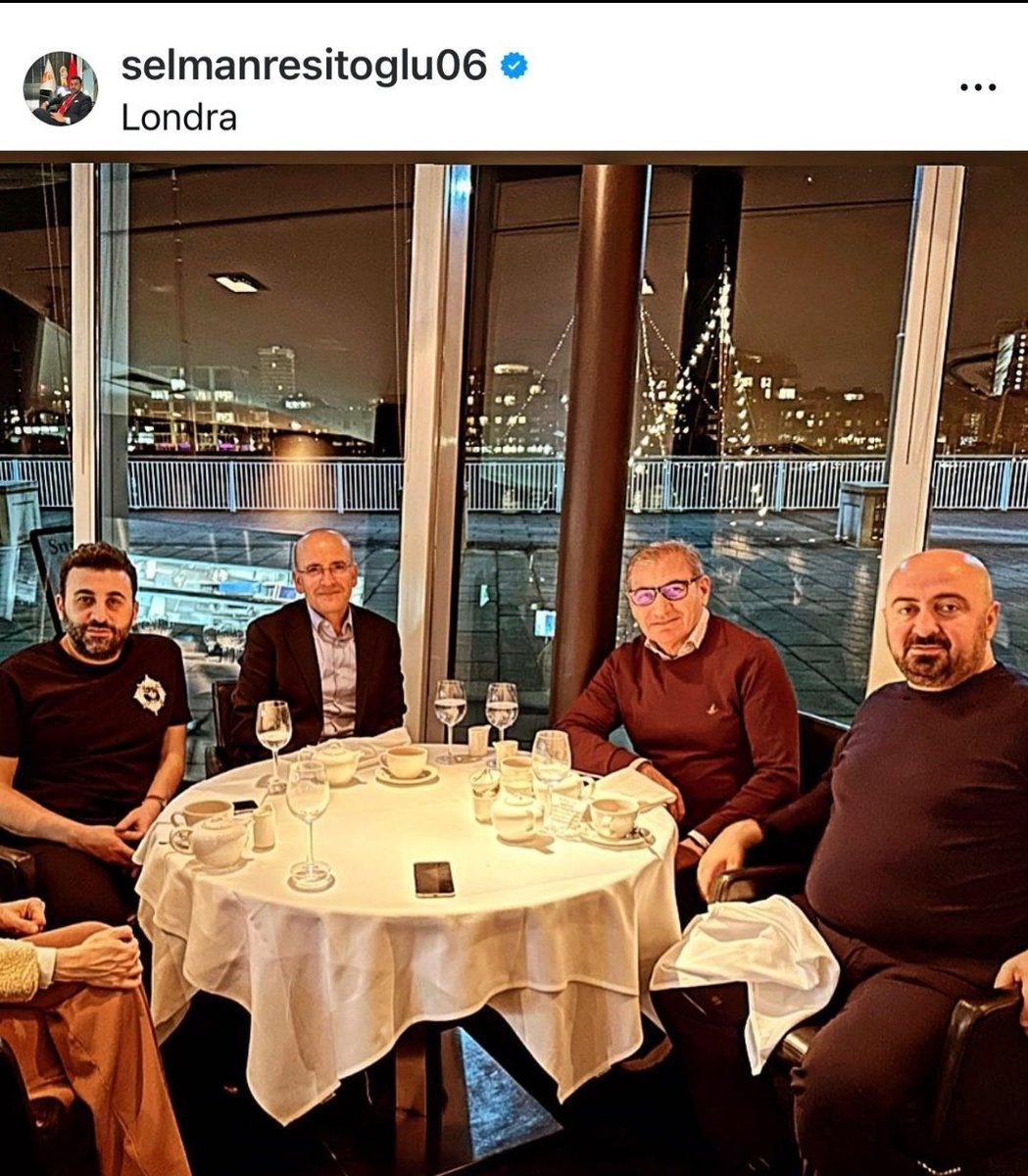 10.9 milyar liralık yol ihalesi alan ve lüks yaşamını cömertçe sergileyen Ek-Pet İnşaat'ın başkanı Selman Reşitoğlu'nun paylaştığı bu fotoğrafın sırrı ortaya çıktı. Mehmet Şimşek bakan olmadan önce Ek-Pet'in CEO'su ve yarı hissedarı Abdurrahman Reşitoğlu (sağdan ikinci) ile