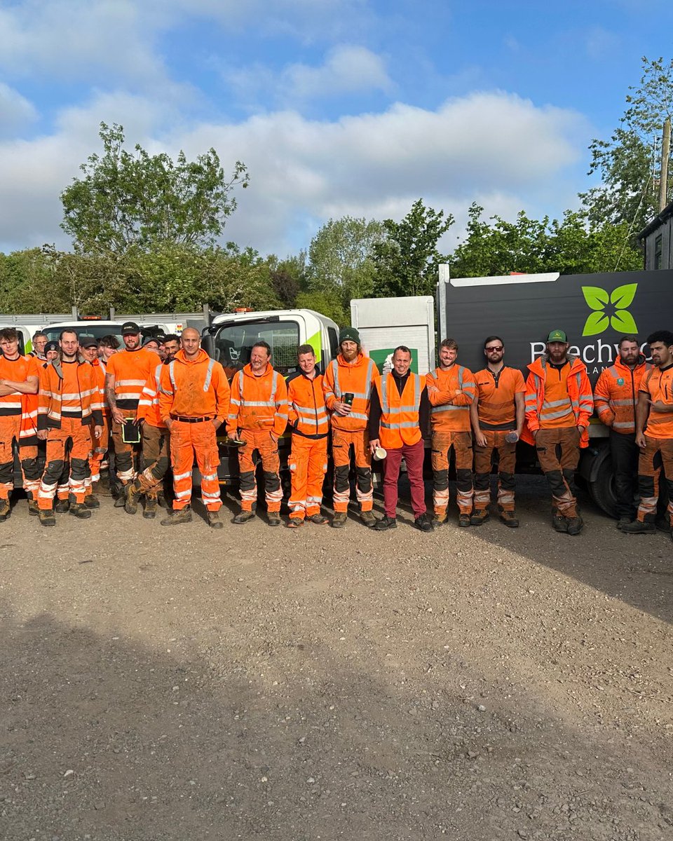 BossBeechwood's tweet image. Weekly ops = safety first 💪
 Toolbox talks ✅ Communication ✅

Shoutout to Ben Hopkins — our Values Award winner for Commitment! 🌟

#TeamBeechwood #ArbLife #ToolboxTalks #Commitment