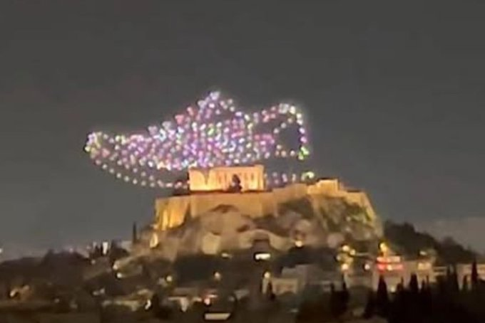 RXRqdEgogik2Z9P's tweet photo. Στην Ελλάδα του Μητσοτάκη και της Μενδώνη  το παπούτσι της Adidas επιτρέπεται να ποδοπατά την Ακρόπολη, ενώ ο Λάνθιμος θα την βρώμιζε... 
Για τη Δεξιά ο πολιτισμός είναι μόνο χρήμα! https://t.co/kMZmYBStXG