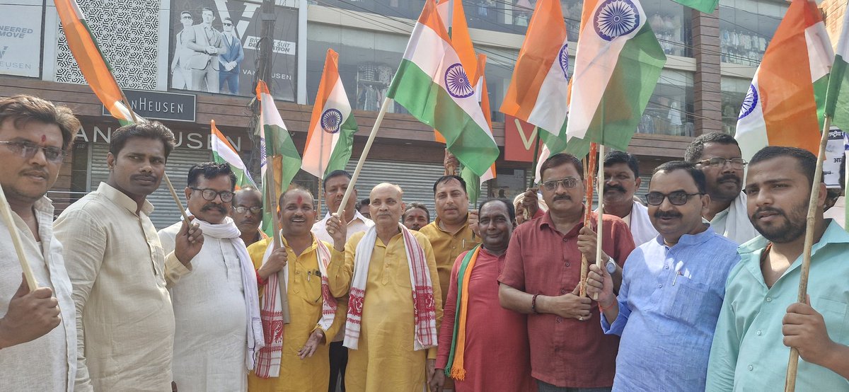 जनपद कुशीनगर
'तिरंगा' भारत के शौर्य और पराक्रम का प्रतीक है...
भारतीय जनता पार्टी द्वारा पड़रौना में आयोजित 'भारत शौर्य तिरंगा यात्रा' में उत्तर प्रदेश सरकार के कैबिनेट मंत्री माननीय A.k.Sharma जी के साथ रहना हुआ....
