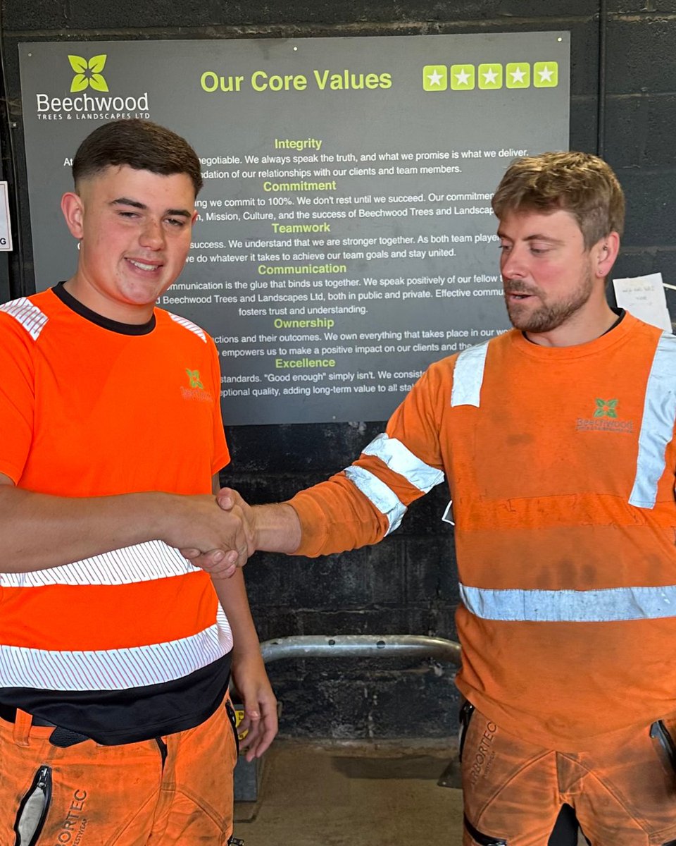 BossBeechwood's tweet image. Weekly ops = safety first 💪
 Toolbox talks ✅ Communication ✅

Shoutout to Ben Hopkins — our Values Award winner for Commitment! 🌟

#TeamBeechwood #ArbLife #ToolboxTalks #Commitment