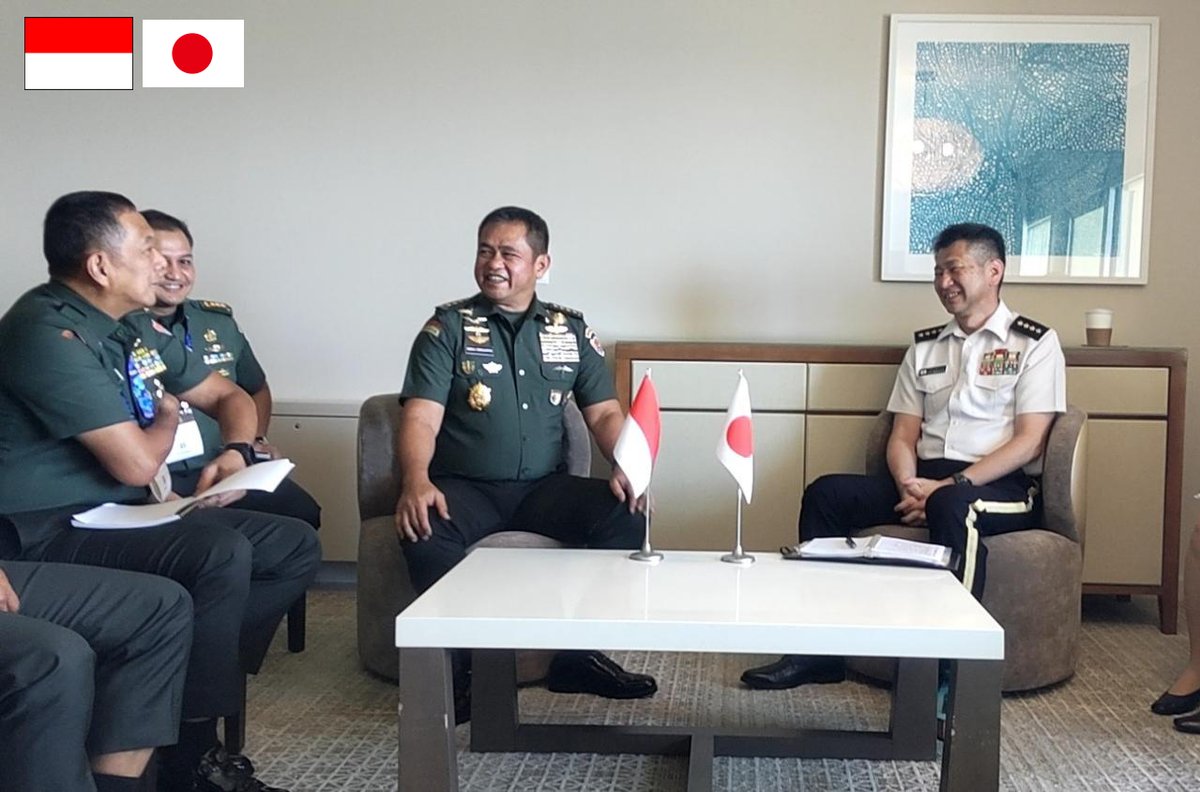 Japan_GSDF's tweet photo. 🇹🇭🇮🇩🇰🇭🇬🇧🇵🇭🇯🇵GEN Morishita, Chief of Staff, JGSDF, held talks on May 13 at #LANPAC with GEN Pana Claewplodtook, Chief of Army, the Royal Thai Army; GEN MaruliSimanjuntak, Chief of Staff, the Indonesian Army; GEN Mao Sophan, Commander of the Royal Cambodian Army; Lt Gen David Eastman, Deputy Chief of the General Staff, the British Army; and Lt. Gen. Roy Galido, Commanding General of the Philippine Army.
#JGSDF remains committed to promoting peace, stability, and prosperity in the Indo-Pacific region by deepening ties with like-minded land forces.🇹🇭🇮🇩🇰🇭🇬🇧🇵🇭🇯🇵