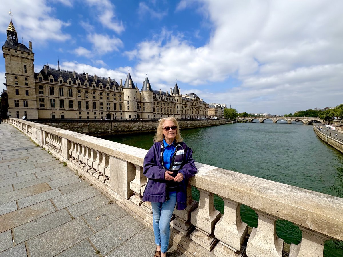 Alison on the Pont du Change crossing the Seine into #IleDeLaCite