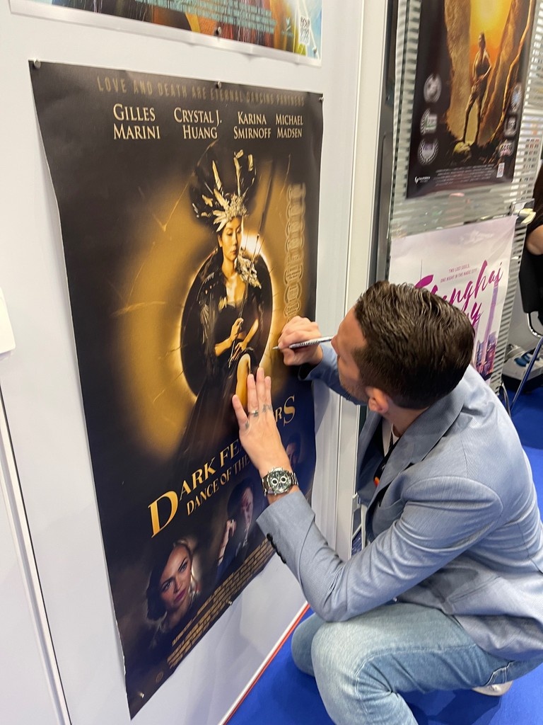 🎞️ Nicholas Ryan, the director of Dark Feathers, came by our booth to sign the poster! 🪶⁠
⁠
Dark Feathers Dance of the Geisha is screening today at 1:30pm in Palais H at the Cannes Film Festival.⁠
⁠
#movie #cannesfilmfestival #cannes2025 #dancemovie