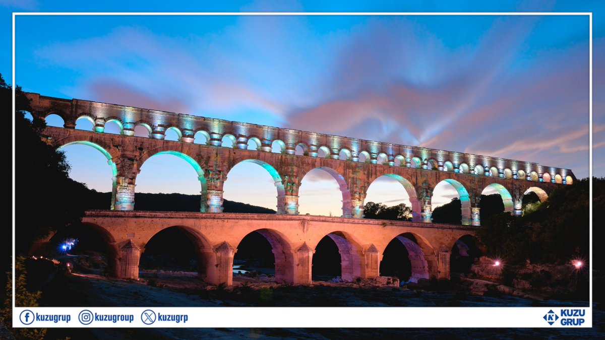M.S. 1. yüzyılda inşa edilen Pont du Gard, Roma su yollarının bir parçasıydı.
Üç katlı taş kemer sistemiyle, Nîmes kentine her gün yaklaşık 20.000 m³ su taşıdı.
Suyun tarihi yolculuğuna tanıklık eden bu yapı, harç kullanılmadan, hassas işçilikle yerleştirilmiş taş bloklardan