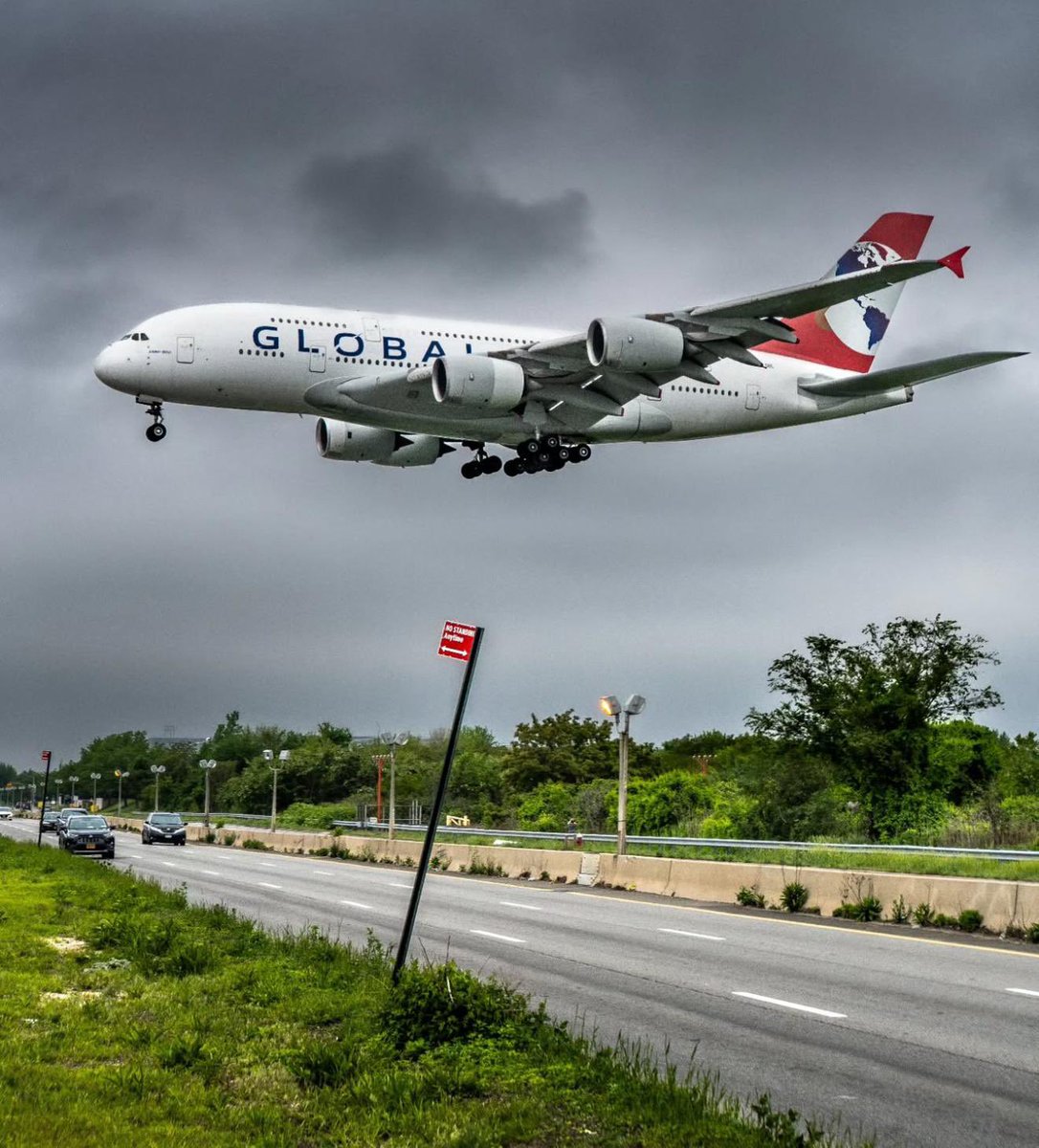 Airbus A380. Quando a velocidade de penetração em turbulência MAX TURB  (Mach .85) é superior à velocidade de cruzeiro (Mach .84). A altitude de cruzeiro é FL390 mas a ideal OPT é FL405 e a máxima REC MAX é FL424. Nunca conheci um avião assim. Aquela asa (e o resto) é mesmo do