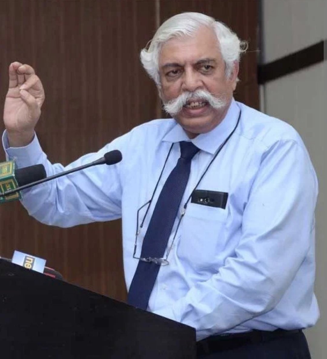 سارے بال سفید ہو جانے کا مطلب یہ نہیں کہ آپ بڑے سمجھدار میچور اور دانشور ہو گئے ہیں ہو سکتا ہے بندا " سٹھیا" گیا ہو 
یہ دو مثالیں نیچے موجود ہیں