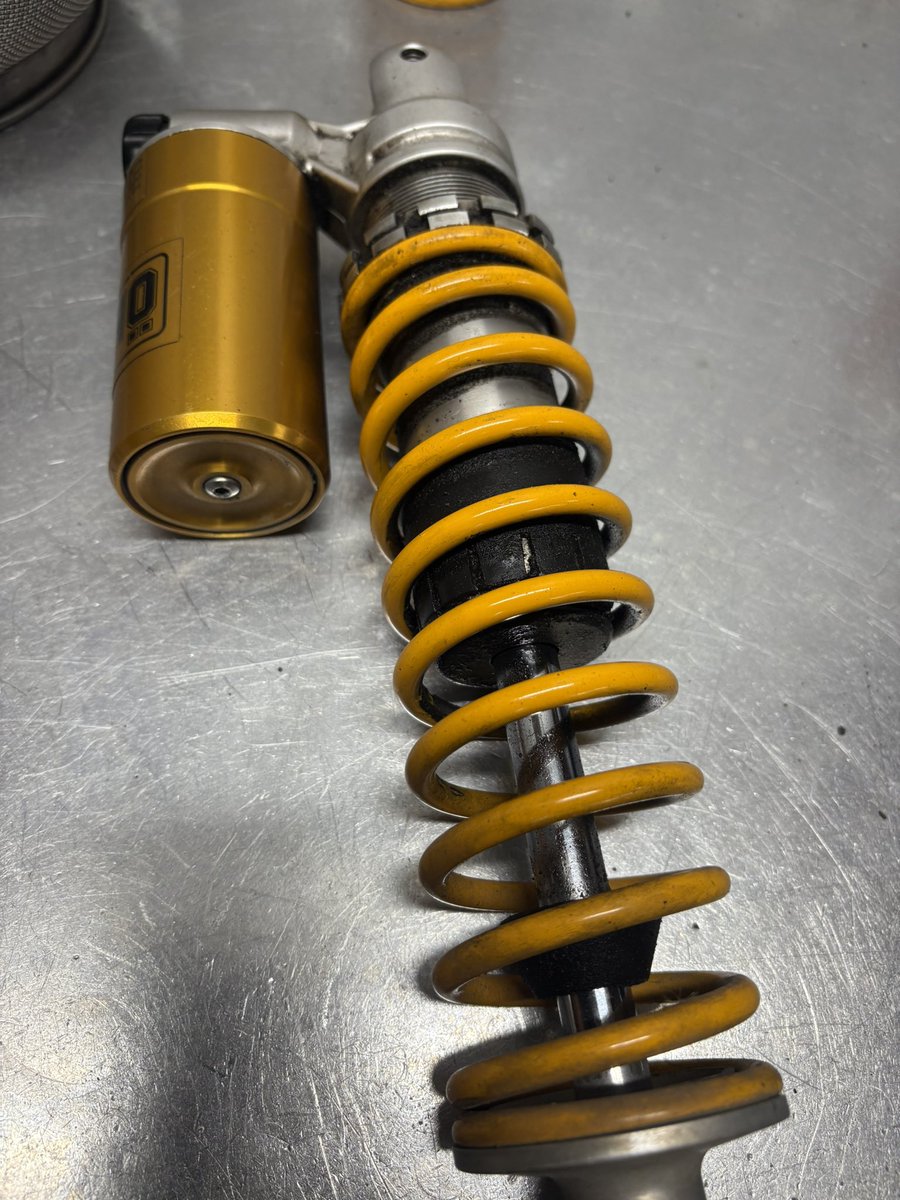 integral_info's tweet photo. スクーターなんかでよく採用されてる倒立？通常と逆さに取り付けられるユニットはなるべく早くメンテナンスした方がおすすめです。
どうしてもゴミが溜まりやすくシャフト等傷つきやすいです。
今回のはシャフト、シリンダーがダメでした、、、交換を要します。高額になってしまいます。 https://t.co/CjRNT4ZAvu