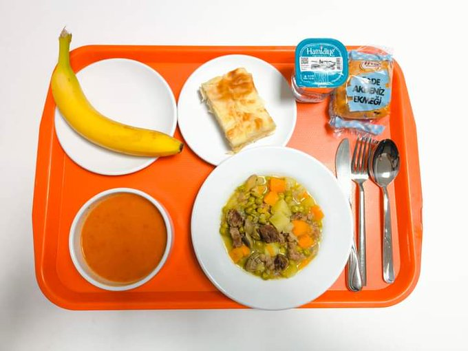 İBB Kent Lokantaları'nda günün menüsü:

Domates çorbası
Orman türlüsü
Su böreği
Meyve
Ekmek
Su

40 TL