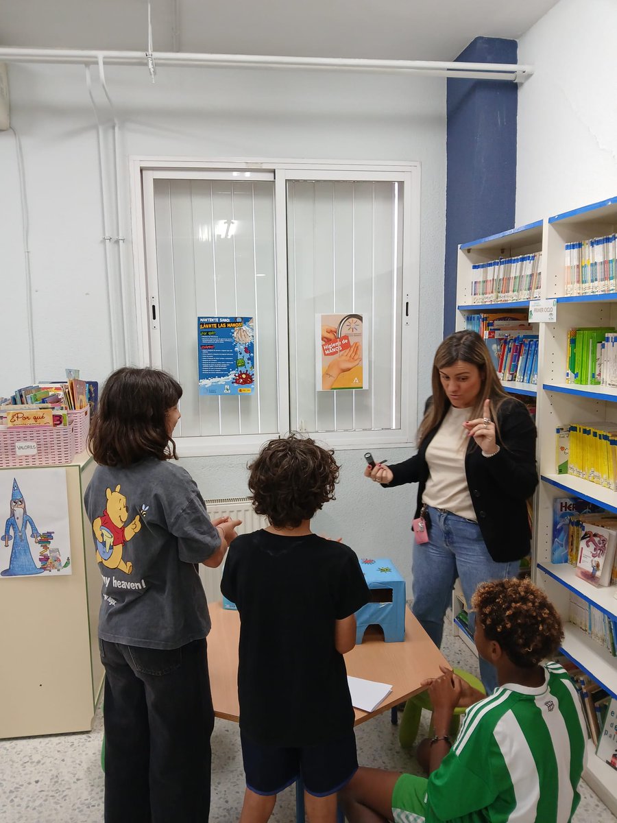 🖐️En DSAP Sevilla continuamos celebrando el #DíaMundialDeHigieneDeManos 🖐️

🎒Taller de Higiene de Manos en espacio educativo, liderado por enfermeras referentes de centros educativos.

💡Recuerda "Guantes a veces, higiene de manos siempre"🌎 #CleanHands