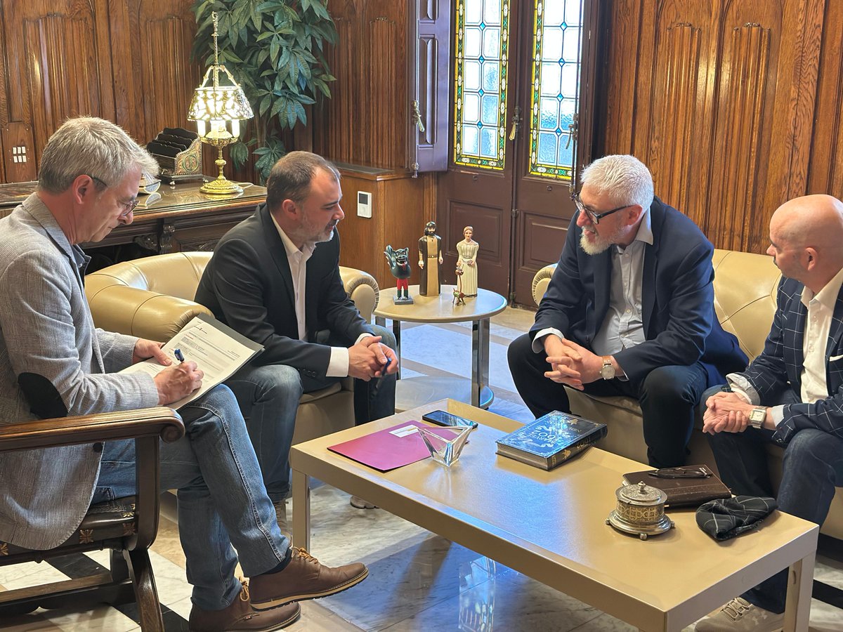 Ajuntament de Terrassa (@ajterrassa) on Twitter photo 👥Aquest matí l'alcalde de #Terrassa, <a href="/jordi_ballart/">Jordi Ballart Pastor</a>, i el tinent d'alcalde, <a href="/joan_salvador1/">Joan Salvador</a>, s'han reunit amb Jordi Portero i Alejandro Martínez, dues persones molt vinculades al món del còmic. A la trobada, han pogut compartir idees i propostes per a la ciutat. 👥Aquest matí l'alcalde de #Terrassa, <a href="/jordi_ballart/">Jordi Ballart Pastor</a>, i el tinent d'alcalde, <a href="/joan_salvador1/">Joan Salvador</a>, s'han reunit amb Jordi Portero i Alejandro Martínez, dues persones molt vinculades al món del còmic. A la trobada, han pogut compartir idees i propostes per a la ciutat.