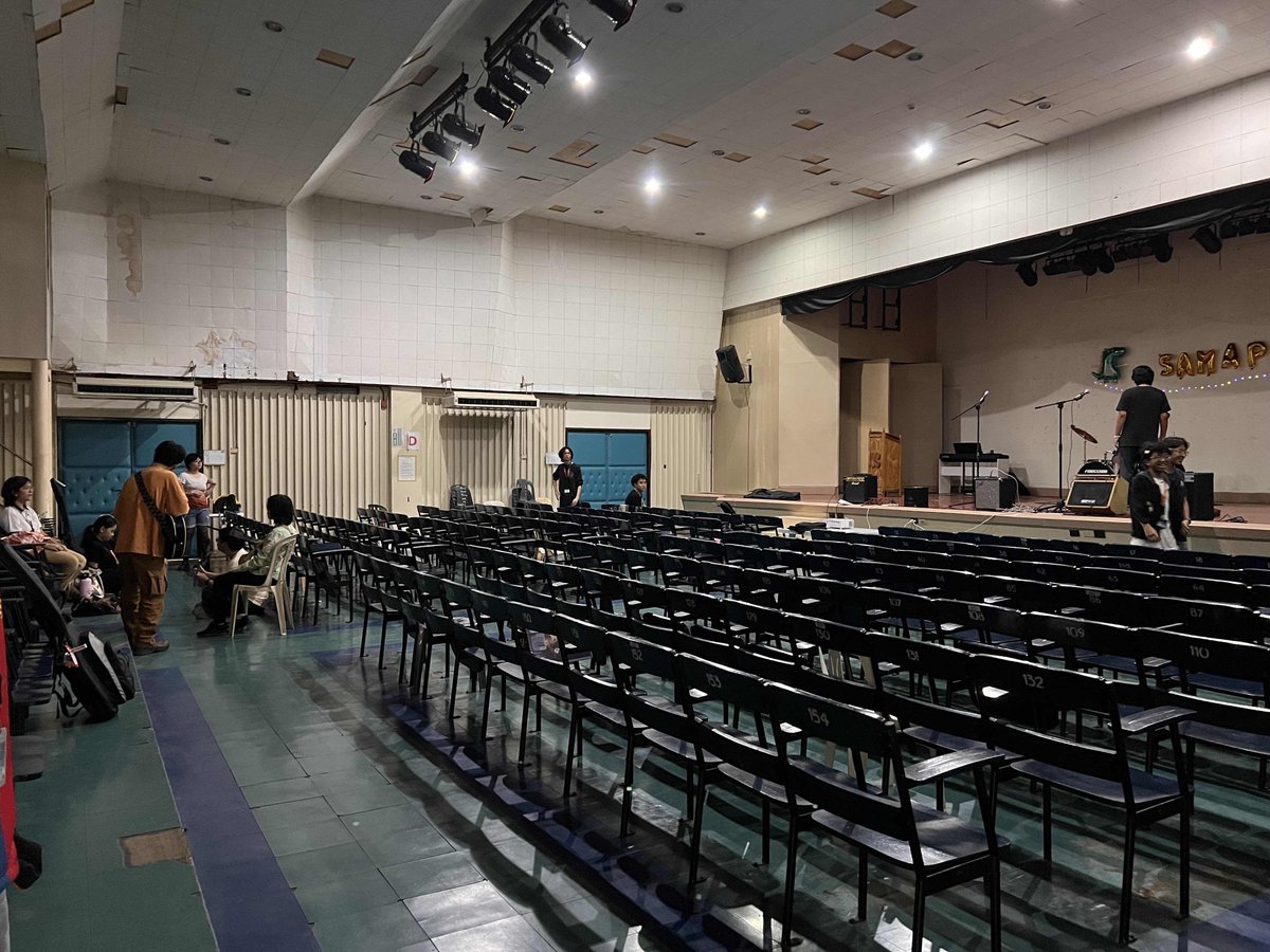 ClubSamapi's tweet image. Doors are now OPEN! 😲😲

Catch SCHOOL&apos;S OUT! SAMAPI Year-End Concert @ 3F AUDI in 15 minutes! 🎸⚡