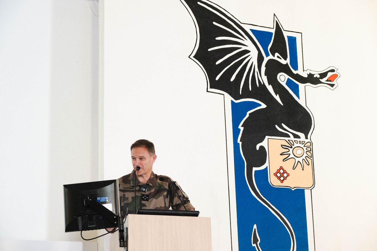 Le 15 mai, le 2RD a eu l'honneur d'accueillir le GCA GOUT, commandant la <a href="/DRHATofficiel/">Direction ressources humaines de l'armée de Terre</a> .
Le GCA GOUT a pu s'entretenir et échanger avec les personnels du régiment, assisté à une démonstration dynamique et finir avec une allocution pour les personnels présents au régiment.