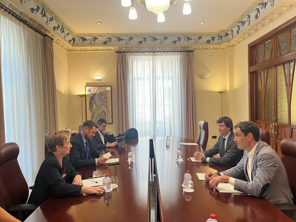 Competitividad, descarbonización, I+D+i y normativa han centrado la reunión entre ANFFECC y la consellera de Industria Marián Cano. Trasladamos las prioridades del sector de fritas y esmaltes y valoramos el compromiso de la GVA con el sector.
#ANFFECC #H2Frit #GVA