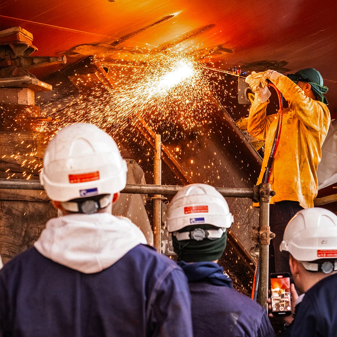 Fincantieri's tweet photo. At #Fincantieri, it’s not just steel that’s shaped - people are, too.
Knowledge flows from spark to spark, head to head. Every lesson learned builds not just a ship, but a #FutureMaker ready to bring the #FutureOnBoard.
#PeopleOnBoard https://t.co/P9hCYQNTLV