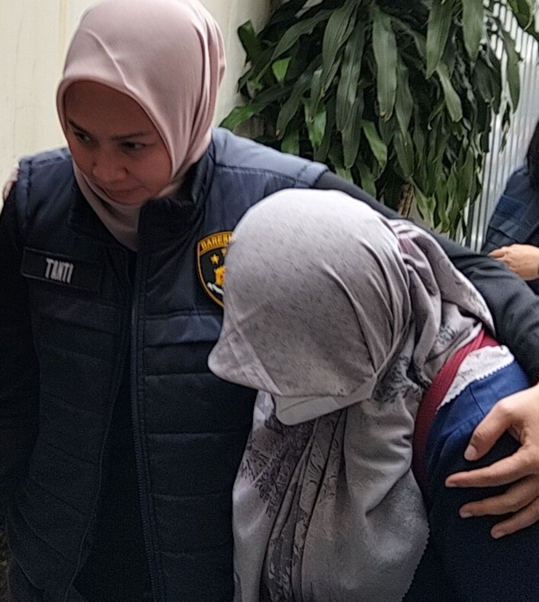 Jo (@bambangsuling11) on Twitter photo 9 bulan akhirnya 3 tersangka ditahan.
1. Kaprodi PPDS Anestesiologi <a href="/undip/">Universitas Diponegoro</a> Taufik Eko Nugroho.
2. senior korban bernama Dokter Zara Yupita Azra.
3. Staf administrasi PPDS Anestesiologi <a href="/undip/">Universitas Diponegoro</a> Sri Maryani.
Perjuangan masih panjang, mohon bantuan doa rekan2. Matur sembah nuwun 🙏 9 bulan akhirnya 3 tersangka ditahan.
1. Kaprodi PPDS Anestesiologi <a href="/undip/">Universitas Diponegoro</a> Taufik Eko Nugroho.
2. senior korban bernama Dokter Zara Yupita Azra.
3. Staf administrasi PPDS Anestesiologi <a href="/undip/">Universitas Diponegoro</a> Sri Maryani.
Perjuangan masih panjang, mohon bantuan doa rekan2. Matur sembah nuwun 🙏