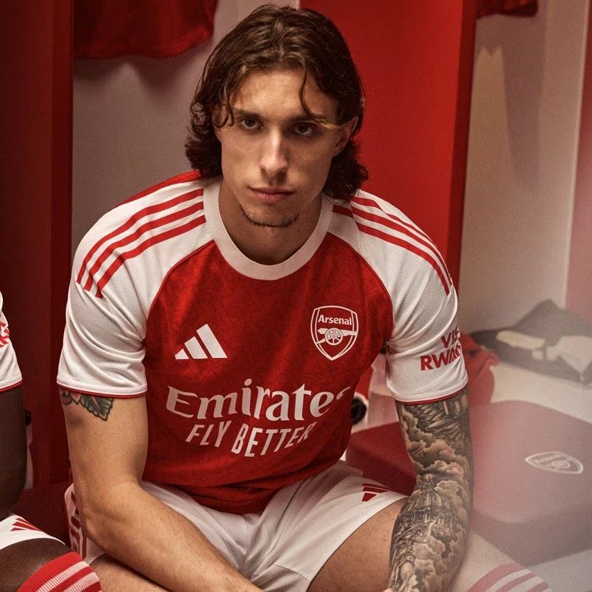 Datteren på snart 10; vil meget gerne have den nye Arsenal-trøje med nummer 33… 

Faderen nikker anerkendende 🫶🏻 #Arsenaldk