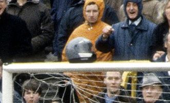 Suffercity's tweet photo. @WallArt1885 Strange location for this MC-helmet, it almost looks like it's placed on the crossbar?! https://t.co/vqVCgx4UyZ