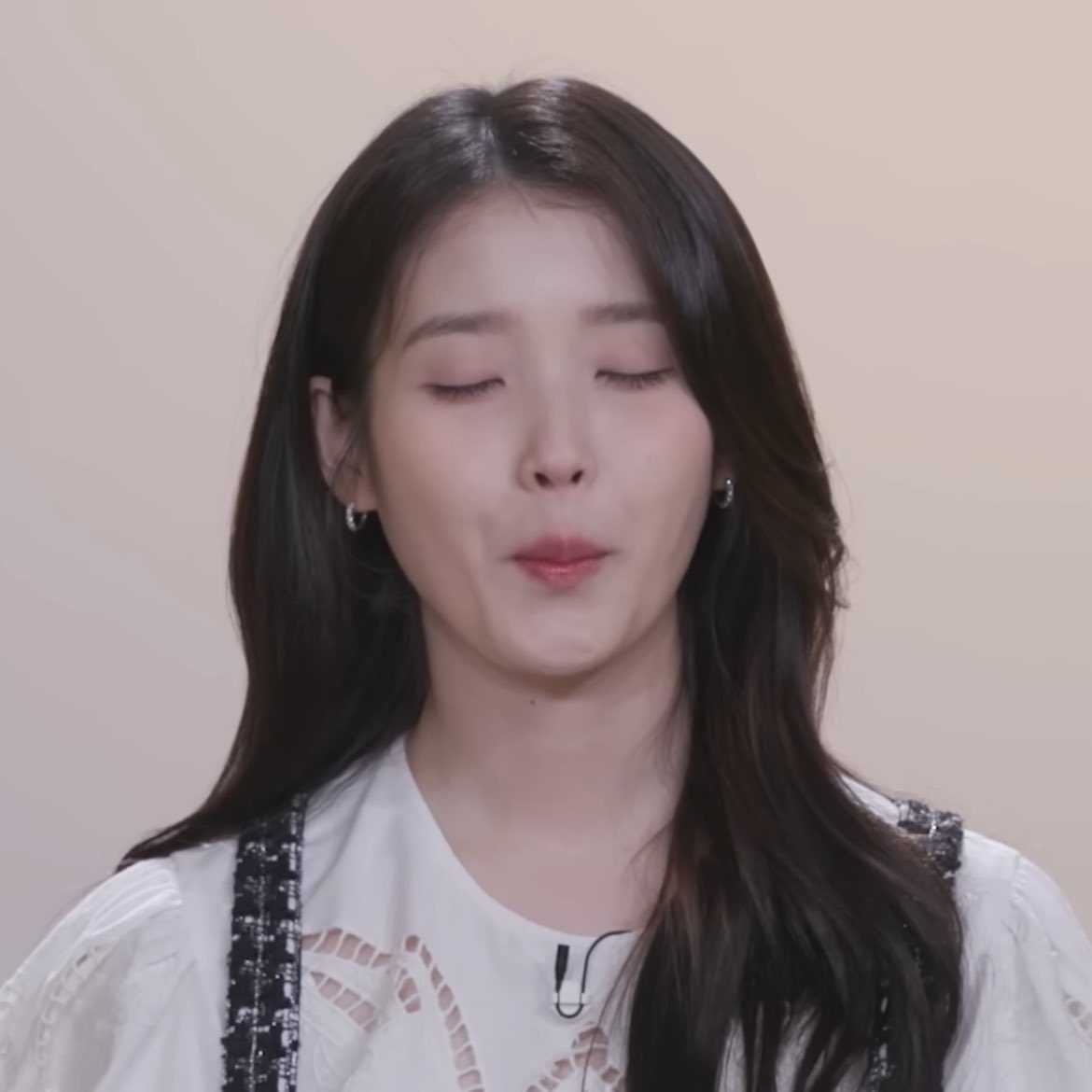 iubogum's tweet photo. iu fighting for her life not to laugh 😭 https://t.co/VLh0ld69Ss