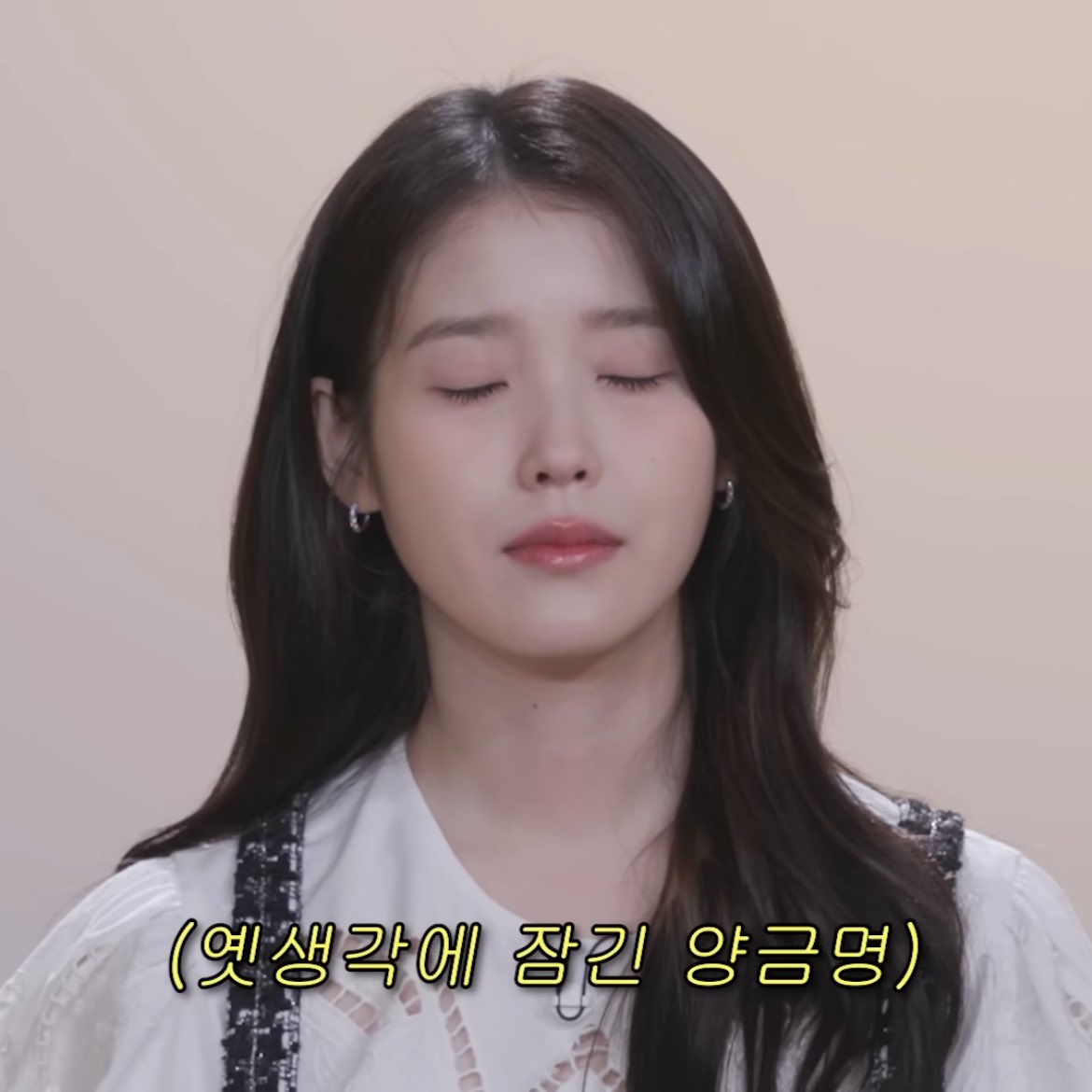 iubogum's tweet photo. iu fighting for her life not to laugh 😭 https://t.co/VLh0ld69Ss