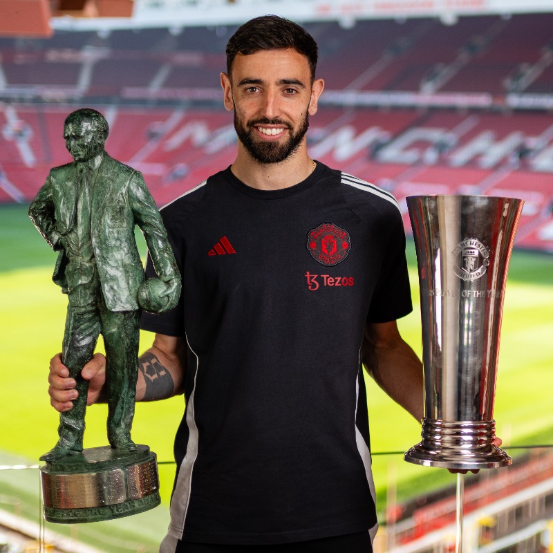 ManUtd's tweet photo. A double for our skipper in 2024/25 😍

🏆🏆 @B_Fernandes8

#MUFC
