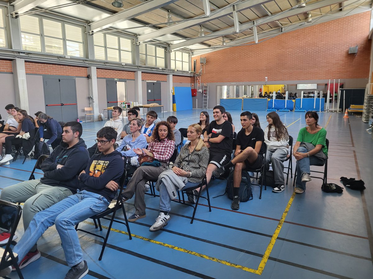 Ahir, a la cloenda del projecte Sharing to Learn, els alumnes de secundària participants van tancar el programa veient alguns vídeos de la seva participació i rebent diplomes. Ells han passat el curs recolzant a l’alumnat de primària en l'expressió oral en anglès. Moltes gràcies!