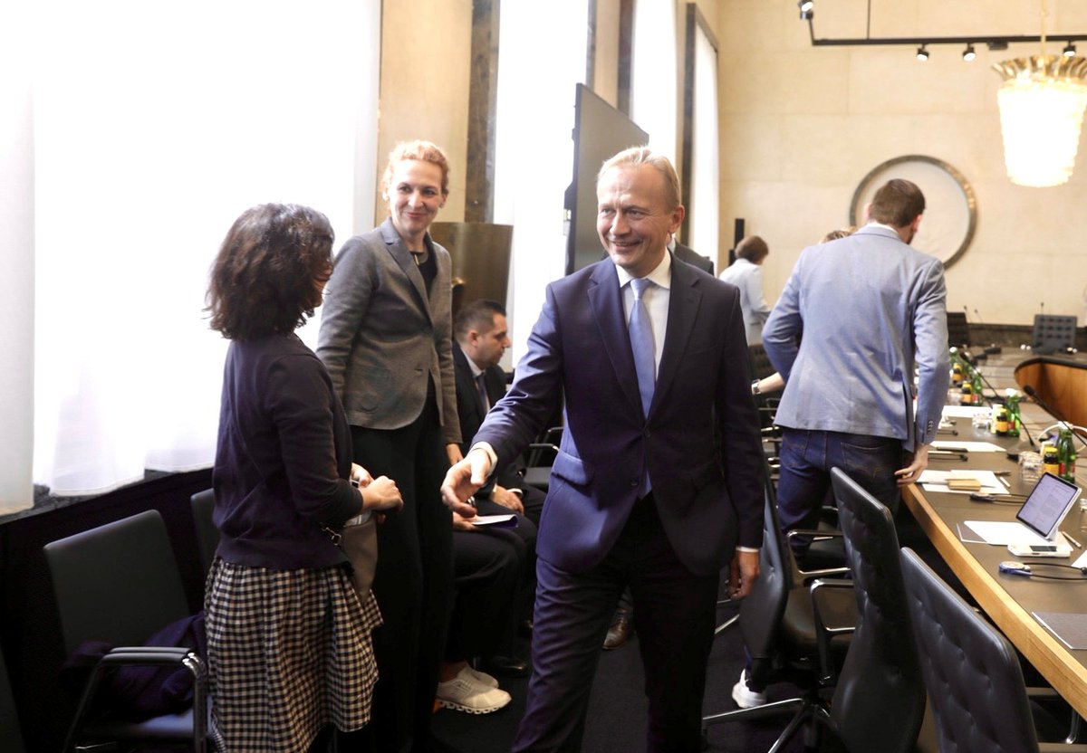 EU-Kommission Wien (@eukommwien) on Twitter photo EU-Haushaltskommissar <a href="/Piotr_Serafin/">Piotr Serafin</a> ist seit gestern Abend in Österreich, um sich mit 🇦🇹 Entscheidungsträgern über den kommenden EU-Finanzrahmen auszutauschen.
Im Juli werden wir einen Vorschlag für das mehrjährige #EUBudget ab 2028 vorlegen.
Mehr Info👉ec.europa.eu/commission/pre… EU-Haushaltskommissar <a href="/Piotr_Serafin/">Piotr Serafin</a> ist seit gestern Abend in Österreich, um sich mit 🇦🇹 Entscheidungsträgern über den kommenden EU-Finanzrahmen auszutauschen.
Im Juli werden wir einen Vorschlag für das mehrjährige #EUBudget ab 2028 vorlegen.
Mehr Info👉ec.europa.eu/commission/pre…