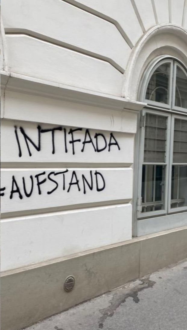 Wien: TU und Karlskirche wurden mit Israel delegitimierenden, teils zu antisemitischer Gewalt aufrufenden Hassparolen beschmiert, ein Fenster eingeschlagen.
Uni + Behörden wurden informiert, die Beseitigung der Schäden veranlasst
heute.at/s/tu-und-karls… 
instagram.com/p/DJq134jthBA/