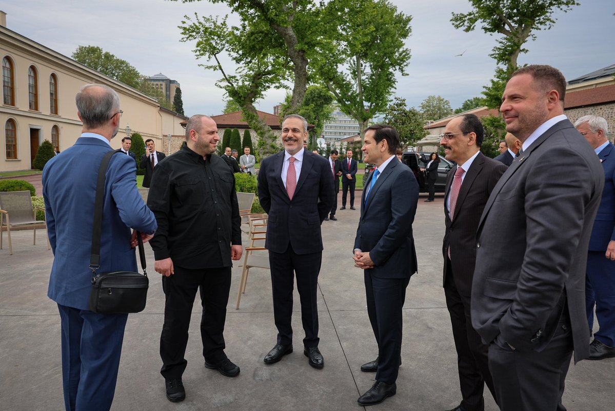 senaalkan's tweet image. #İLKGÖRÜNTÜLER
Türkiye-Ukrayna-ABD dışişleri heyetinin Dolmabahçe’deki görüşmelerden önceki anları