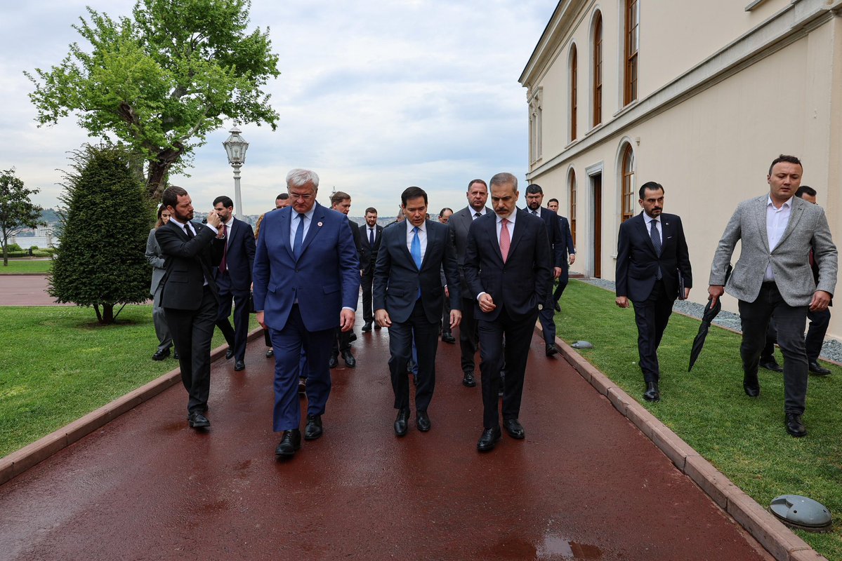 senaalkan's tweet image. #İLKGÖRÜNTÜLER
Türkiye-Ukrayna-ABD dışişleri heyetinin Dolmabahçe’deki görüşmelerden önceki anları