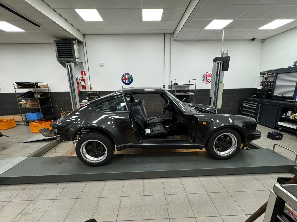 japan_exotics's tweet photo. Brand New project! Porsche 930 “black widow” striping, scraping, we will have her cleaned up in no time! https://t.co/QSC6SD2p5i
