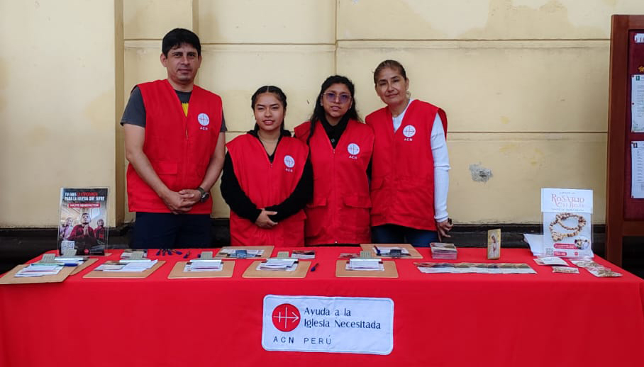 Van misdienaar voor de nu @pontifex Leo XIV in Peru naar pleitbezorger voor @KerkinNood – Lees Santiago’s inspirerende verhaal! #KerkInNood #Peru #Misdienaar okt.to/QoJkiB