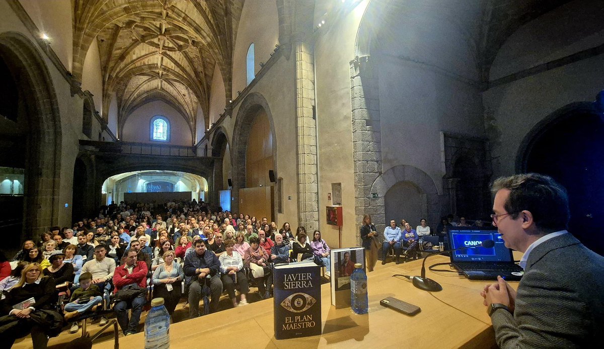 Ayer, con <a href="/LetrasLibrera/">Librería Letras</a>, presenté en #Ávila mi nueva novela, #ElPlanMaestro. Qué impresionante acogida y qué maravilloso lugar para hablar de misterios del arte… 
➡️ El #TourMaestro sigue. Tienes toda la información en JavierSierra.com