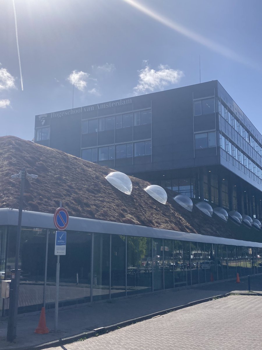 Gister leuk gastcollege mogen geven voor enthousiaste groep studenten van minor Sports Business &amp; Leadership. Oa over de contouren van een betaald voetbal organisatie, verhoudingen, leiderschap en hoe in samenwerking met omgeving te komen tot innovatie en maatschappelijke impact.