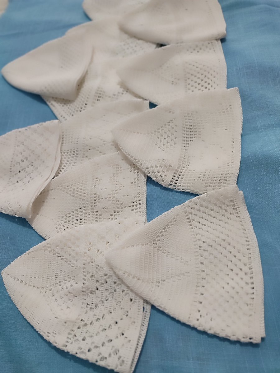 Namaz takkelerimde pamuk iplik kullanıyorum, elde örüyorum, dantelin asaleti ve benim göz nurum bir araya gelince ortaya bu eserler çıkıyor, sanırım helal rızk dedikleri (inşallah) 
Vee sıra, sipariş almak için paylaşım yapmaya geldi.. 
Hadi bakalım pamuk eller rt'ye🌹