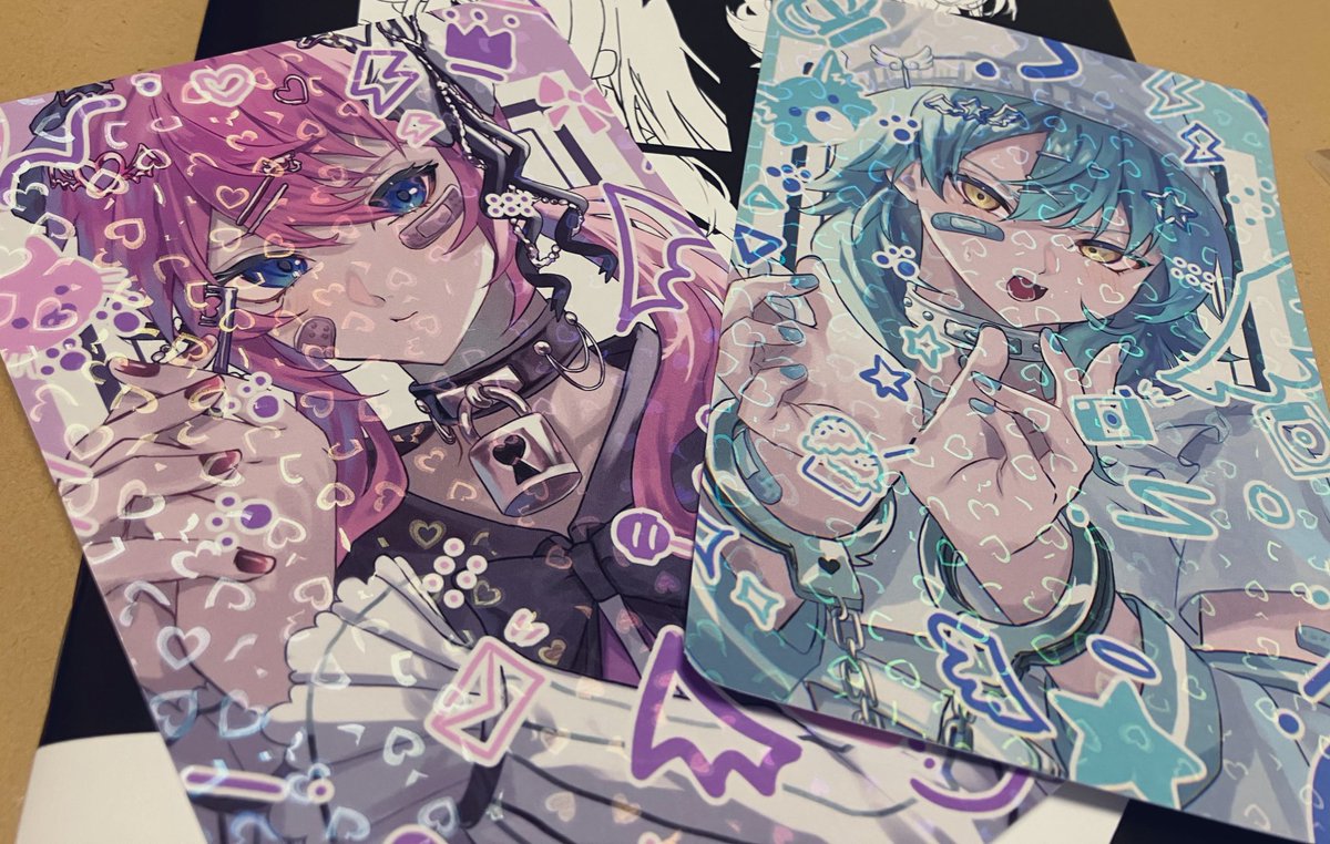 aoshiro_11's tweet photo. 18日のイベントで販売するイラスト本とポストカード届きました。
ポストカードは🩷のホログラムです。 https://t.co/LuhgQzjAEU