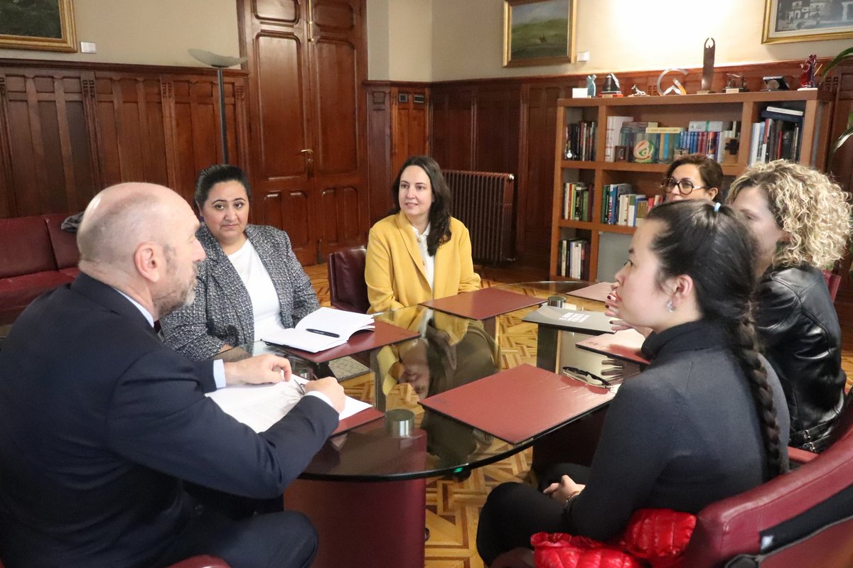Junta General del Principado de Asturias (@juntaasturias) on Twitter photo El presidente de la <a href="/JuntaAsturias/">Junta General del Principado de Asturias</a>, Juan Cofiño, ha recibido a Samira Hamidi, responsable de Amnistía Internacional para Afganistán El presidente de la <a href="/JuntaAsturias/">Junta General del Principado de Asturias</a>, Juan Cofiño, ha recibido a Samira Hamidi, responsable de Amnistía Internacional para Afganistán