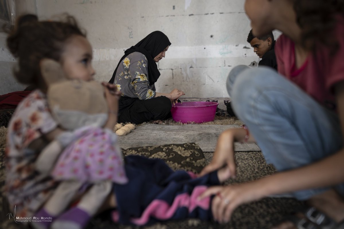 hamda_mahmoud's tweet photo. Amid a worsening food crisis in Gaza, displaced families are making bread by mixing limited flour with ground lentils and pasta. In overcrowded displacement schools, such coping methods highlight the deepening impact of the ongoing blockade and insufficient aid. https://t.co/7FORhJbcU9