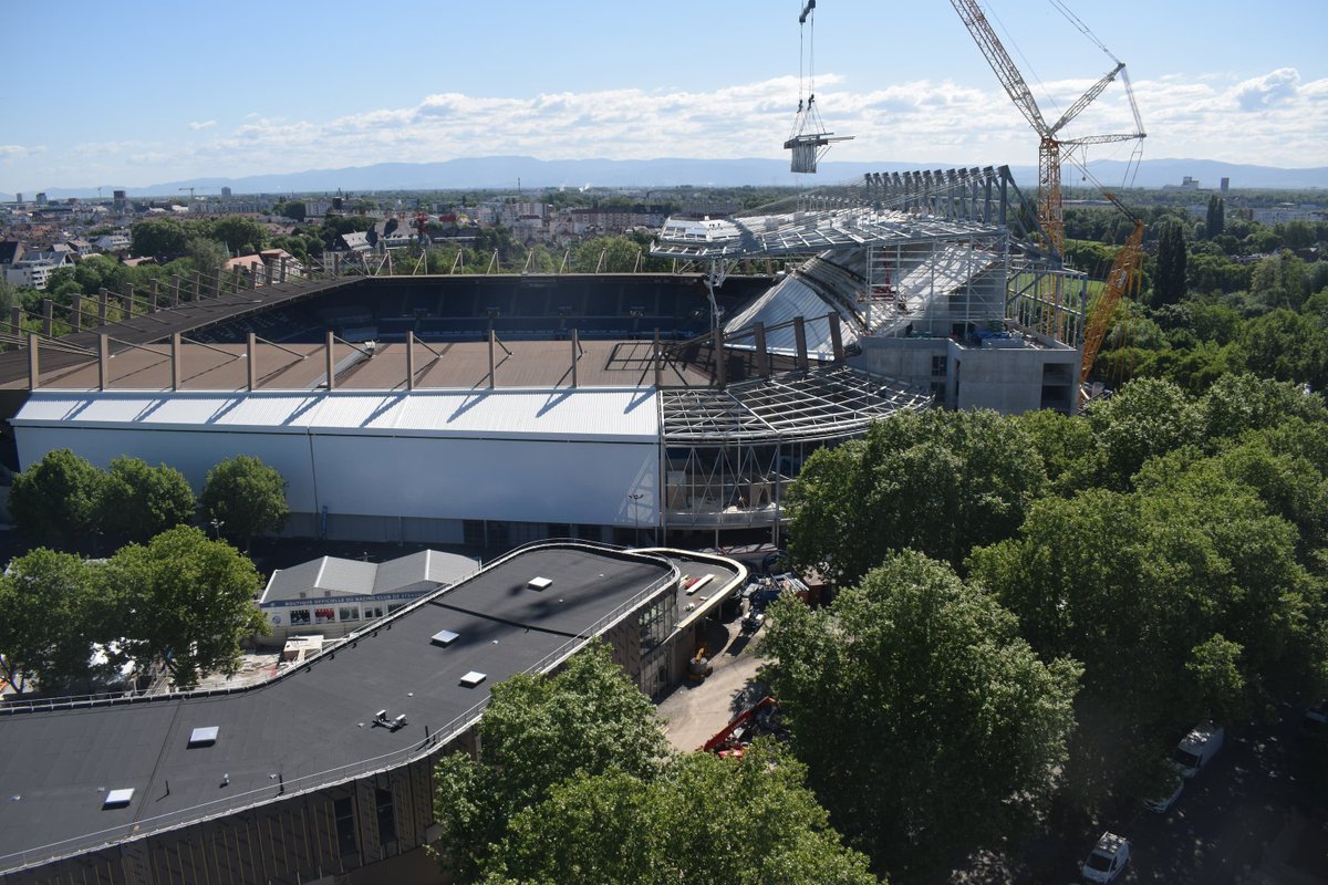 maitre_guigz's tweet image. Pendant ce temps, le dernier gros morceau du toit de la Sud est en approche #LiveRCS