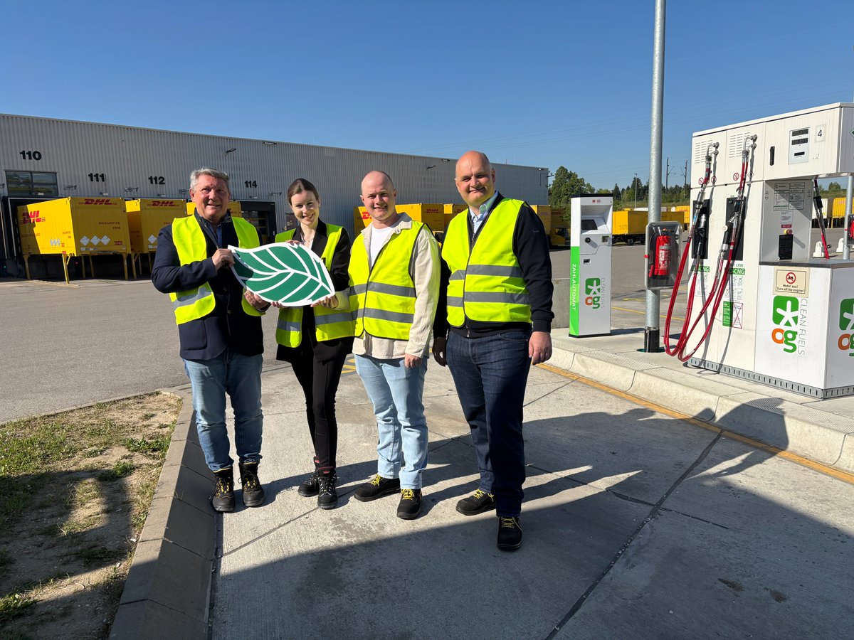 Deutsche Post und DHL News für Bayern und BaWü (@dpdhl_muc) on Twitter photo 🌱🚛 Knapp 30 Spediteure aus Bayern trafen sich in Augsburg zu unseren <a href="/DeutschePostDHL/">Deutsche Post und DHL News</a> Nachhaltigkeitstagen. Martina Schana, DHL Group: „Nachhaltigkeit ist unsere Strategie. Gemeinsam gehen wir den Weg zur CO2-Reduktion!“ 🌍
Mehr dazu 👉augsburg.tv/mediathek/vide… #dhldelivers 🌱🚛 Knapp 30 Spediteure aus Bayern trafen sich in Augsburg zu unseren <a href="/DeutschePostDHL/">Deutsche Post und DHL News</a> Nachhaltigkeitstagen. Martina Schana, DHL Group: „Nachhaltigkeit ist unsere Strategie. Gemeinsam gehen wir den Weg zur CO2-Reduktion!“ 🌍
Mehr dazu 👉augsburg.tv/mediathek/vide… #dhldelivers