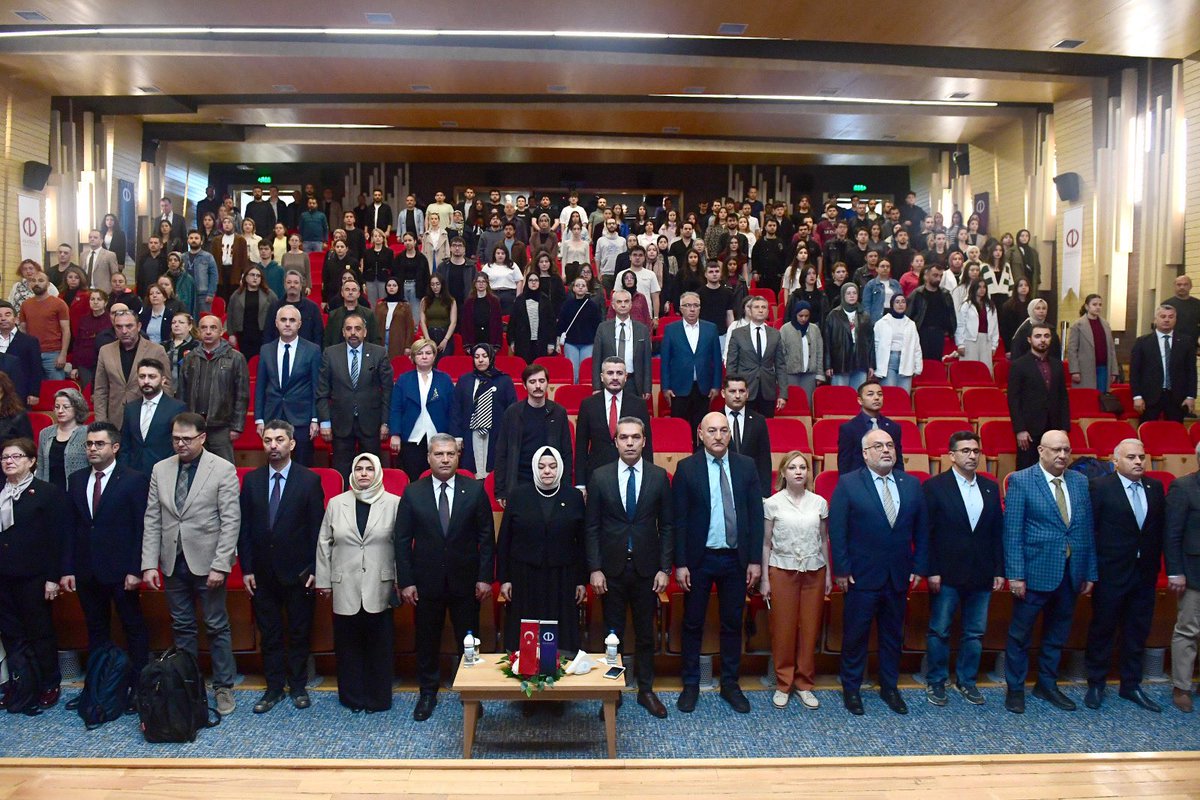 ProfDrAGurcan's tweet photo. Ailenin bireyi inşa eden, toplumu ayakta tutan ve medeniyetleri yaşatan en temel yapı taşı olduğuna inanan biri olarak, Anadolu Üniversitesi’nin ev sahipliğinde düzenlenen Aile Sempozyumu’nda bulunmaktan büyük bir memnuniyet duydum.

Aile, sadece sosyal bir kurum değil; değerlerin, aidiyetin ve merhametin ilk nefes aldığı yerdir.

Bu kıymetli buluşmaya vesile olan başta Rektörümüz Prof. Dr. Yusuf Adıgüzel olmak üzere, tüm protokol üyelerine, akademisyenlerimize, öğrencilerimize ve emeği geçen herkese içtenlikle teşekkür ederim.