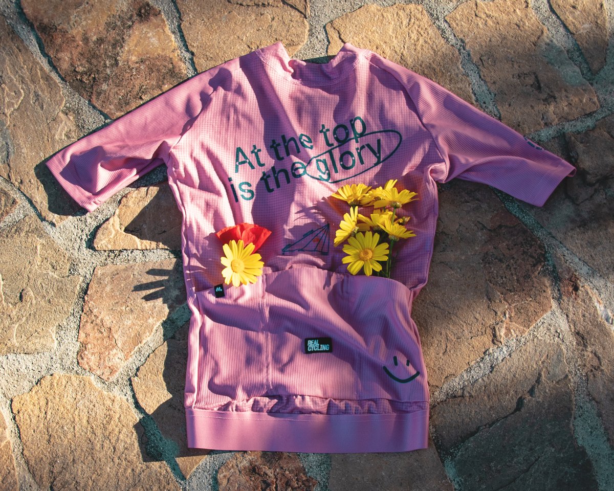 Nuevo maillot Bloom edición especial: donde el ciclismo se encuentra con la moda 👉 mobelsport.com/maillot-edicio…